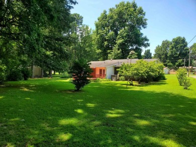 937 Homecrest Drive in Piggott, AR is a 3 BR, 2 BA, 1,742 SF on Sugar Creek Country Club in Arkansas - for sale on GolfHomes.com, golf home, golf lot