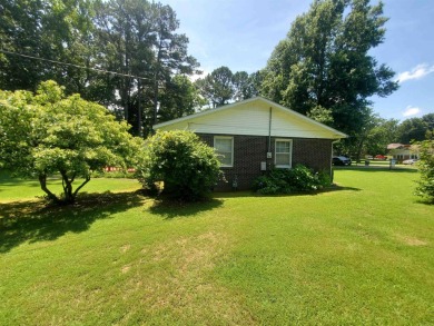 937 Homecrest Drive in Piggott, AR is a 3 BR, 2 BA, 1,742 SF on Sugar Creek Country Club in Arkansas - for sale on GolfHomes.com, golf home, golf lot