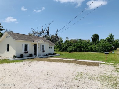 Florida Cottage next to the Lynn Haven Country Club and golf on Panama Country Club in Florida - for sale on GolfHomes.com, golf home, golf lot