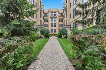 Beautiful courtyard condominium located in Lake View East! on Sydney R. Marovitz Golf Course in Illinois - for sale on GolfHomes.com, golf home, golf lot