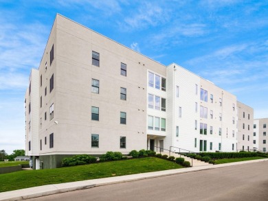 Immaculate and better than new, this 2nd-floor end-unit condo in on Little Turtle Golf Club in Ohio - for sale on GolfHomes.com, golf home, golf lot