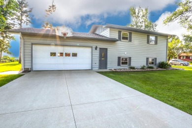Beautiful Home on Aberdeen's North SideWelcome to this stunning on Lee Park Golf Course in South Dakota - for sale on GolfHomes.com, golf home, golf lot