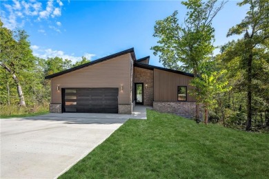 Welcome to this modern new-construction beauty, perfectly on Bella Vista Country Club - Scottsdale in Arkansas - for sale on GolfHomes.com, golf home, golf lot