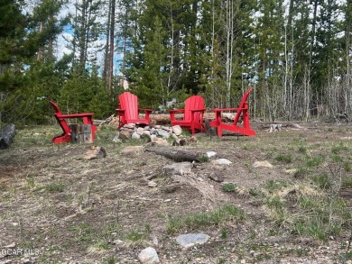 This 3bd/2ba Columbine Lake home on a 1/3 acre lot is situated on Grand Lake Golf Course in Colorado - for sale on GolfHomes.com, golf home, golf lot
