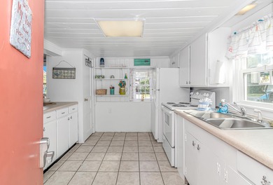 Welcome to this charming 3 BR, 3 Bath coastal retreat located in on Beachwood Golf Club in South Carolina - for sale on GolfHomes.com, golf home, golf lot