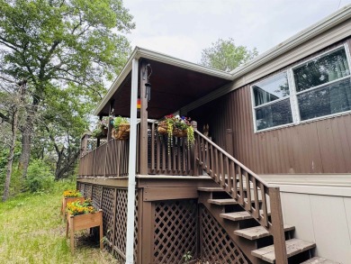 Welcome to your Lake Arrowhead getaway! This charming mobile on Sand Valley Golf Course in Wisconsin - for sale on GolfHomes.com, golf home, golf lot