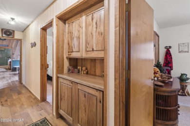 Charming single-level cabin in Pinetop Country Club, offering 1 on Pinetop Lakes Country Club in Arizona - for sale on GolfHomes.com, golf home, golf lot