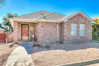 Well-Maintained Twin Oaks Patio Home Welcome to this charming on Bentwood Country Club in Texas - for sale on GolfHomes.com, golf home, golf lot