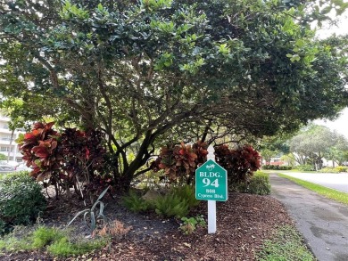 COME FOR THE VIEWS, STAY FOR THE LIFESTYLE! This spacious 3-bed on Oaks Country Club in Florida - for sale on GolfHomes.com, golf home, golf lot