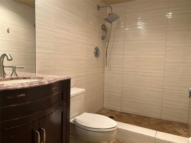 COME FOR THE VIEWS, STAY FOR THE LIFESTYLE! This spacious 3-bed on Oaks Country Club in Florida - for sale on GolfHomes.com, golf home, golf lot