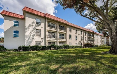 This 2-bedroom, 1.5-bath condo comes fully furnished and on The Dunedin Country Club in Florida - for sale on GolfHomes.com, golf home, golf lot