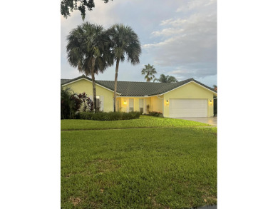 Beautifully updated 3-bedroom, 2.5-bath single-family home in on  in Florida - for sale on GolfHomes.com, golf home, golf lot