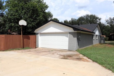 Beautifully updated 4-bedroom, 2-bath, 2-car garage home on Wright Park Municipal Golf Course in Texas - for sale on GolfHomes.com, golf home, golf lot