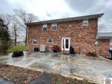 Looking for a spacious home convenient to town?  This 2 story on Arrowhead Golf Club in Kentucky - for sale on GolfHomes.com, golf home, golf lot