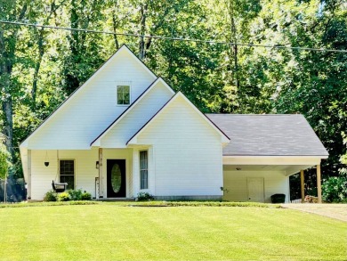 Welcome to 76 Cherokee Rd - a move-in-ready home packed with on Cherokee Village North Course in Arkansas - for sale on GolfHomes.com, golf home, golf lot