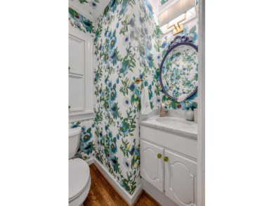 Welcome to this charming 1.5-story home in the highly on Idle Hour Country Club in Kentucky - for sale on GolfHomes.com, golf home, golf lot