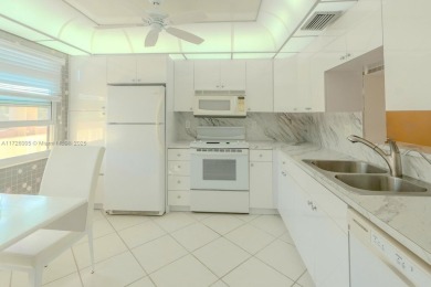 REDUCED! ***BEST VALUE IN WYNMOOR***IMPACT WINDOWS* WASHER/DRYER on Wynmoor Golf Course in Florida - for sale on GolfHomes.com, golf home, golf lot