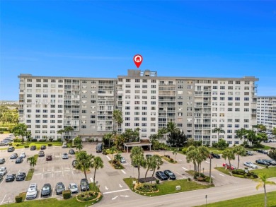 Beautifully updated 2-bed, 2-bath condo in an all-ages on Hillcrest Golf and Country Club in Florida - for sale on GolfHomes.com, golf home, golf lot