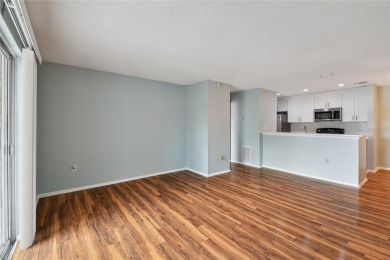Spacious END UNIT with 3 bedrooms and 2 full bathrooms WITH A on Hunters Green Country Club in Florida - for sale on GolfHomes.com, golf home, golf lot