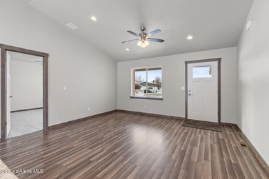 Calling all golfers!! This 3 bed/2 bath single-level home in on Prairie Falls Golf Club in Idaho - for sale on GolfHomes.com, golf home, golf lot