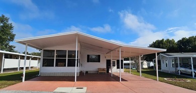 Spacious 2 bedroom 2 bath home in 55 + Resort style community in on Zephyrhills Municipal Golf Course in Florida - for sale on GolfHomes.com, golf home, golf lot