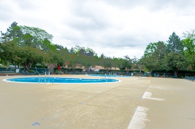 Must-See! Immaculate, Move-In Ready Ground-Floor Condo in on Arlington Lakes Golf Club in Illinois - for sale on GolfHomes.com, golf home, golf lot