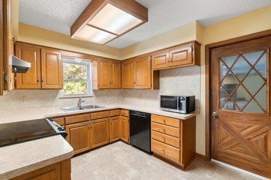 Discover the possibilities in this spacious 3-bedroom, 3-bath on Cortez Golf Course in Arkansas - for sale on GolfHomes.com, golf home, golf lot