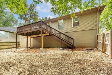 A slice of paradise in Bella Vista!  This 2 large bedroom, 2 on Bella Vista - Metfield Golf Complex and Country Club in Arkansas - for sale on GolfHomes.com, golf home, golf lot