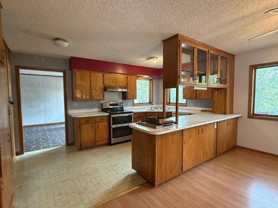 Close to the Country Club and golf course! This all-brick home on Holiday Island Golf Course in Arkansas - for sale on GolfHomes.com, golf home, golf lot