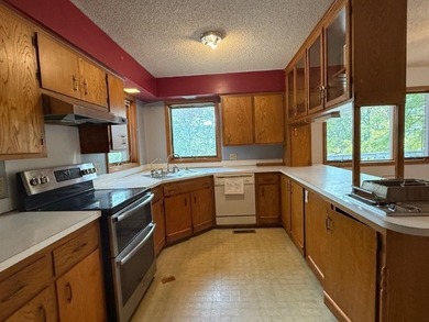 Close to the Country Club and golf course! This all-brick home on Holiday Island Golf Course in Arkansas - for sale on GolfHomes.com, golf home, golf lot