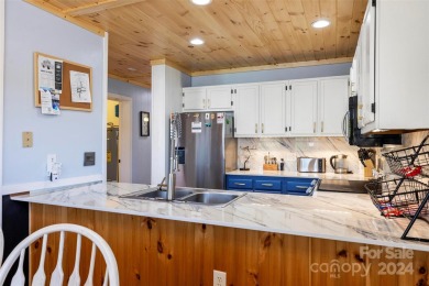 *SKIP THE STRESS & HASSLE OF RENOVATING* RARE FIND...OPEN FLOOR on Beech Mountain Club in North Carolina - for sale on GolfHomes.com, golf home, golf lot