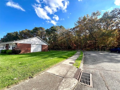 Baronet model in a great location. This condo is in excellent on Leisure Village Golf Course in New York - for sale on GolfHomes.com, golf home, golf lot