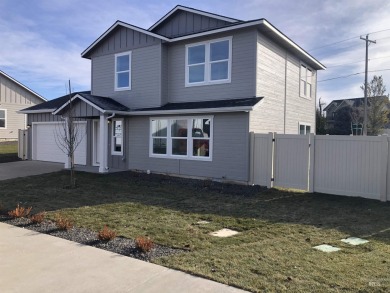 Come enjoy this two story home where every room is set up to on Hunters Point Golf Club in Idaho - for sale on GolfHomes.com, golf home, golf lot