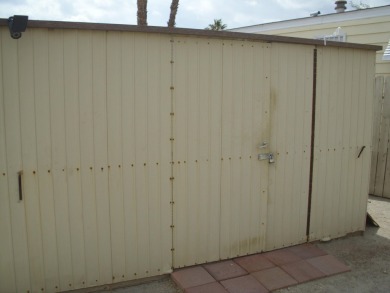 This 1973 140 sq ft. Manufactured home is a 2-bedroom 2 bath on The Club At Shenandoah Springs in California - for sale on GolfHomes.com, golf home, golf lot
