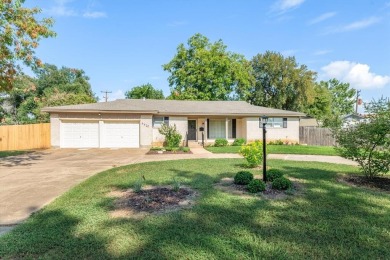 Spacious 3-2-2 ranch style house with a 300 sq ft enclosed patio on Iron Horse Golf Course in Texas - for sale on GolfHomes.com, golf home, golf lot