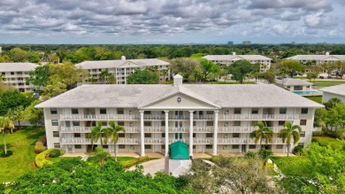 Welcome to your dream condo in central Boca Raton! This spacious on The Country Club At Boca Raton in Florida - for sale on GolfHomes.com, golf home, golf lot