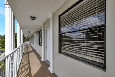 Welcome to your dream condo in central Boca Raton! This spacious on The Country Club At Boca Raton in Florida - for sale on GolfHomes.com, golf home, golf lot