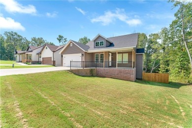 Charming home in Bella Vista, perfectly situated just minutes on Branchwood Golf Course in Arkansas - for sale on GolfHomes.com, golf home, golf lot
