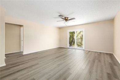 Enjoy low-maintenance living in this charming one-level townhome on Bella Vista - Metfield Golf Complex and Country Club in Arkansas - for sale on GolfHomes.com, golf home, golf lot