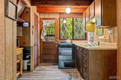 Welcome to your private woodland retreat at Innsbrook! Tucked on Innsbrook Resort Golf Course in Missouri - for sale on GolfHomes.com, golf home, golf lot
