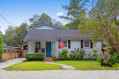 This sunny, three-bedroom home is situated in the heart of on Charleston Municipal Golf Course in South Carolina - for sale on GolfHomes.com, golf home, golf lot