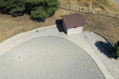 This Inviting, move in ready 3 bedroom 2 bath with an Impressive on Oak Tree Country Club in California - for sale on GolfHomes.com, golf home, golf lot