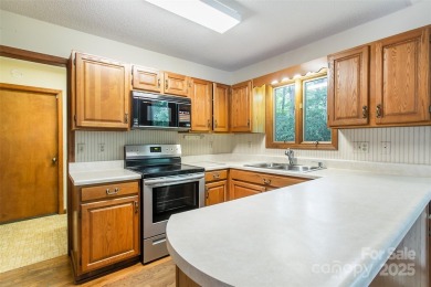 Spacious 3BR/2.5BA home in the gated Connestee Falls community! on Connestee Falls Golf Club in North Carolina - for sale on GolfHomes.com, golf home, golf lot