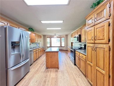 Immaculate home overlooking the beautiful 18 hole golf course on Holiday Island Golf Course in Arkansas - for sale on GolfHomes.com, golf home, golf lot