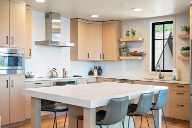 Spacious 3 bed/2 bath Condo! This turnkey, 1470 sq ft, unit is a on Osprey Meadows at Tamarack Resort in Idaho - for sale on GolfHomes.com, golf home, golf lot
