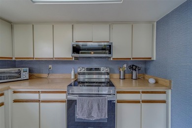 Welcome home to this light and airy 2 bedroom/2 bathroom corner on Mainlands Golf Club in Florida - for sale on GolfHomes.com, golf home, golf lot