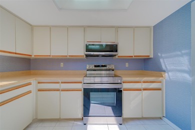 Welcome home to this light and airy 2 bedroom/2 bathroom corner on Mainlands Golf Club in Florida - for sale on GolfHomes.com, golf home, golf lot