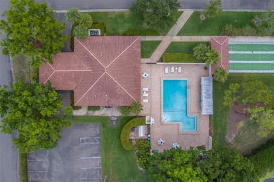 Welcome home to this light and airy 2 bedroom/2 bathroom corner on Mainlands Golf Club in Florida - for sale on GolfHomes.com, golf home, golf lot