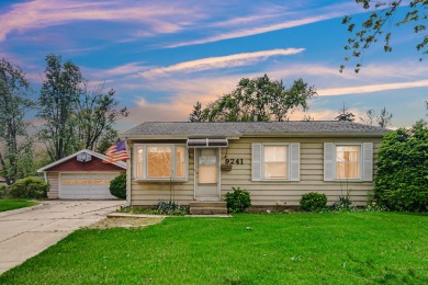 RANCH HOME OFFERING A FULL BASEMENT, HUGE BACKYARD, AND A 2.5 on Silver Lake Country Club in Illinois - for sale on GolfHomes.com, golf home, golf lot