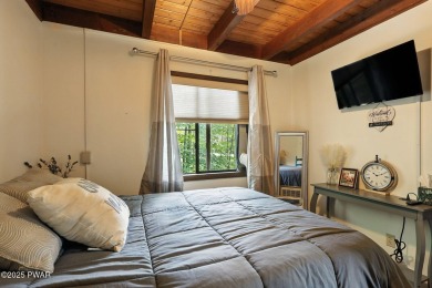 This beautifully maintained 3-bedroom, 2-bath chalet is tucked on The Hideout Golf in Pennsylvania - for sale on GolfHomes.com, golf home, golf lot
